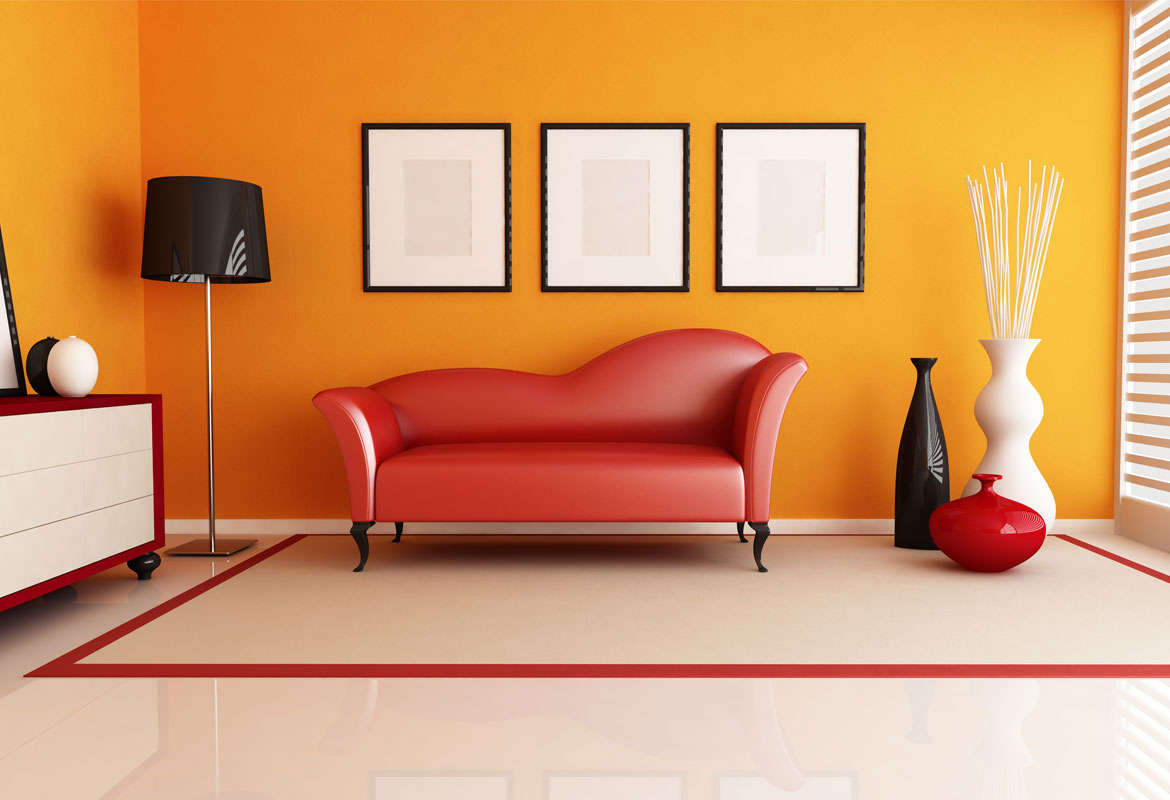 Salon w ciepłych barwach: pomarańczowa ściana i czerwona sofa